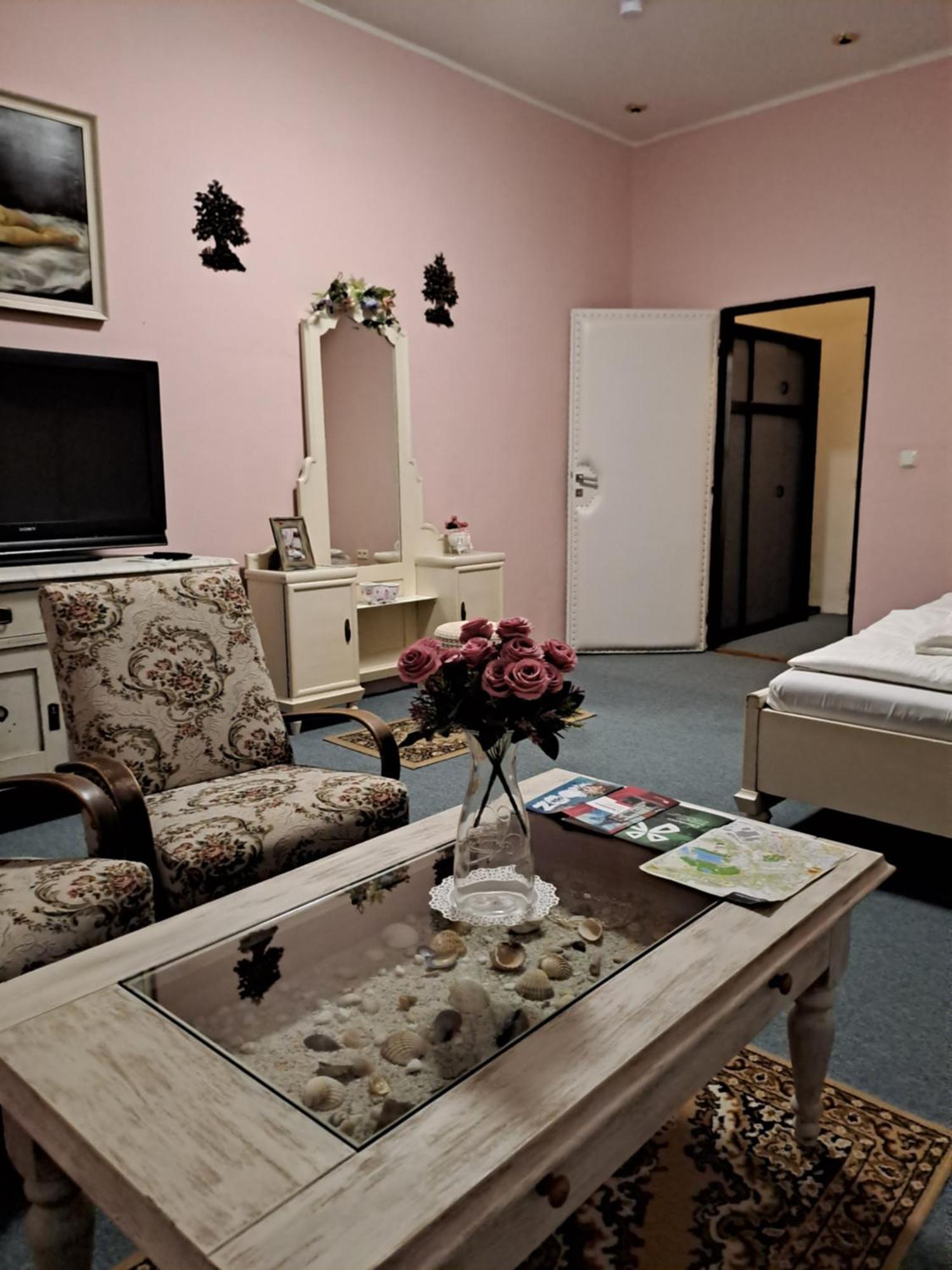 Hotel Kamenny Vrch Chomutov Quarto foto